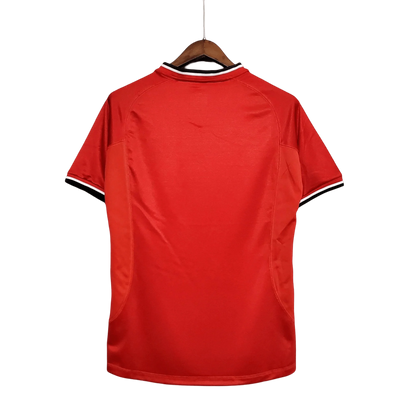 https://cdn.shopify.com/s/files/1/0826/7228/8075/files/20002002-manchester-united-vodafone-home-retro-kit-classickits433-895698.webp?v=1741199183
