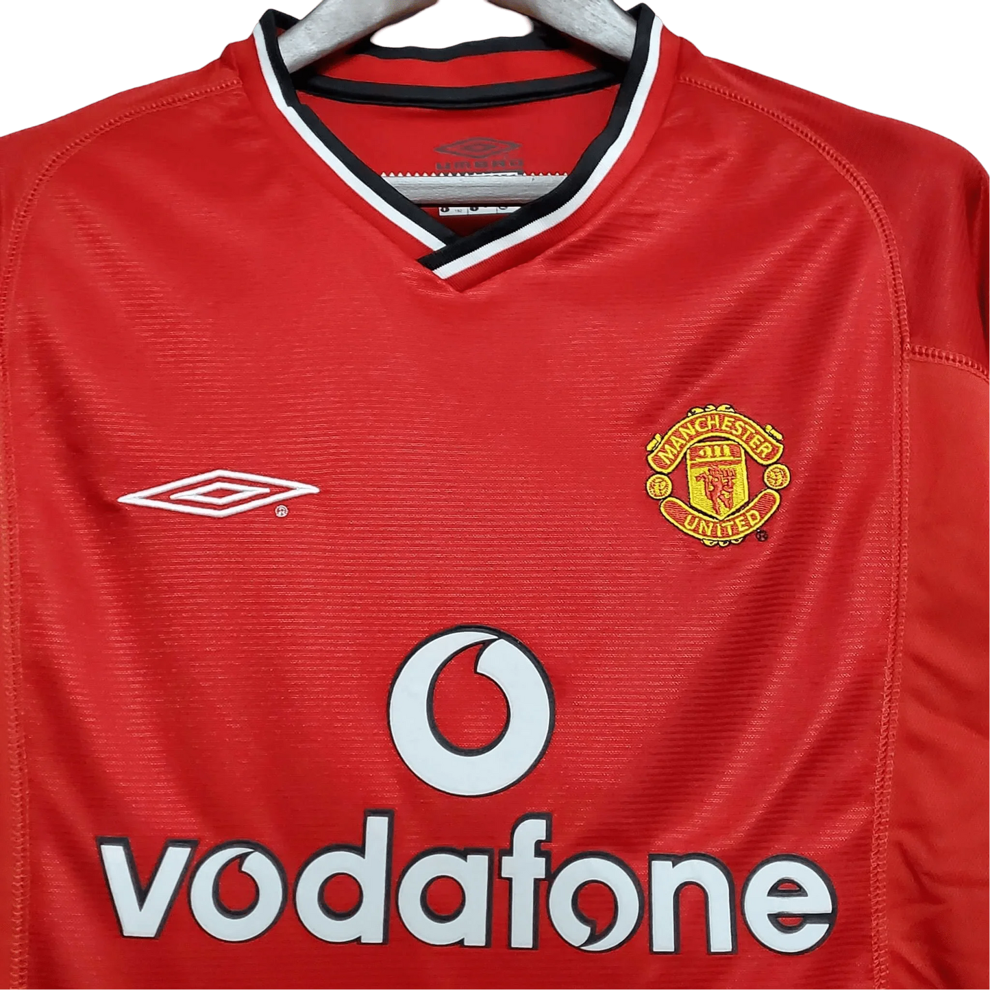 https://cdn.shopify.com/s/files/1/0826/7228/8075/files/20002002-manchester-united-vodafone-home-retro-kit-classickits433-945882.webp?v=1741199185