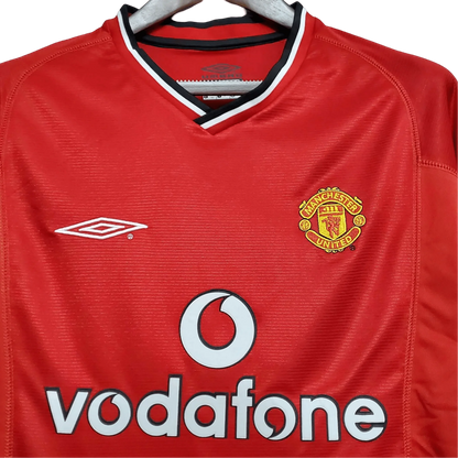https://cdn.shopify.com/s/files/1/0826/7228/8075/files/20002002-manchester-united-vodafone-home-retro-kit-classickits433-945882.webp?v=1741199185