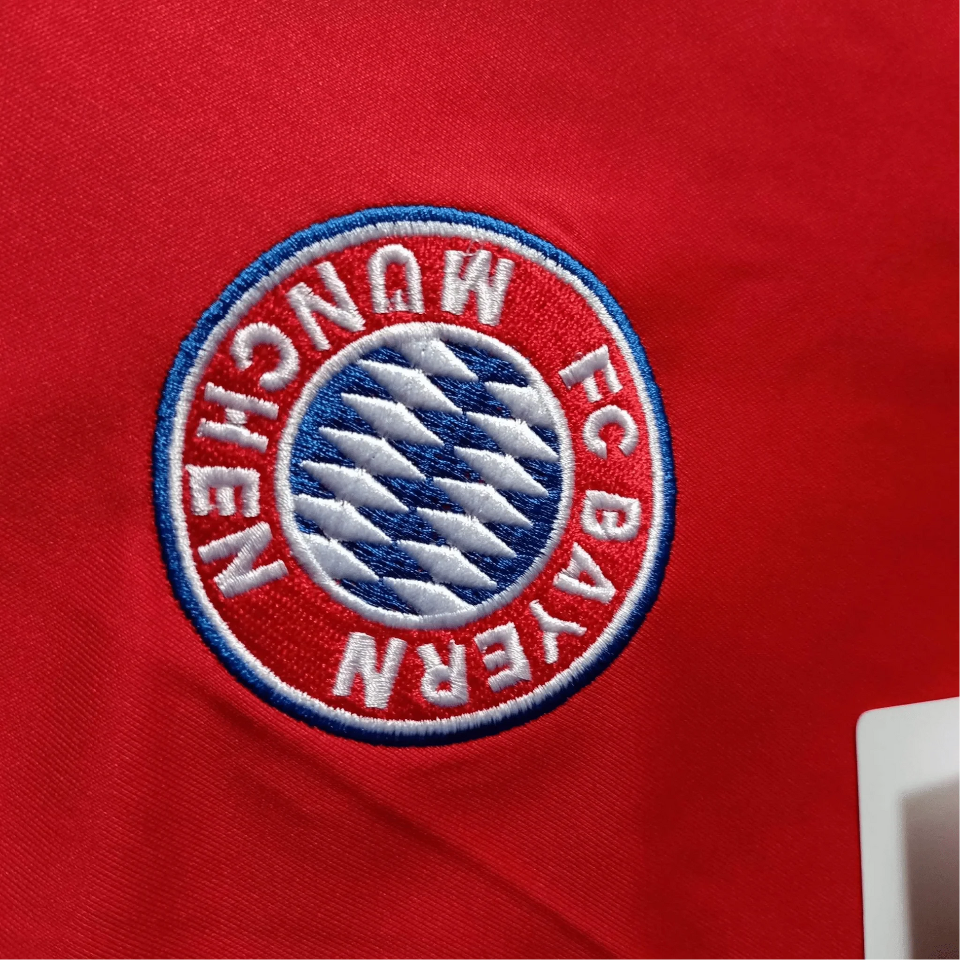 https://cdn.shopify.com/s/files/1/0826/7228/8075/files/20012002-bayern-munich-opel-home-retro-kit-classickits433-558670.webp?v=1741197841