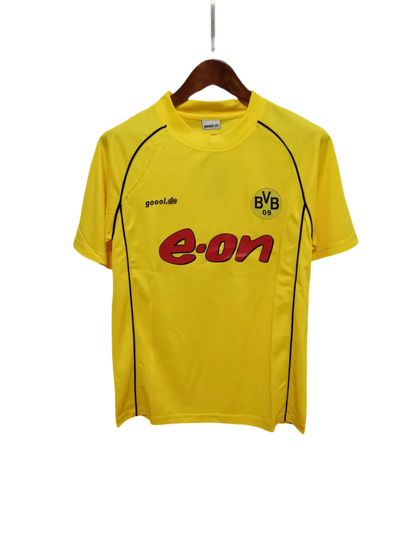 https://cdn.shopify.com/s/files/1/0826/7228/8075/files/20012002-borussia-dortmund-eon-champions-league-retro-kit-classickits433-251337.webp?v=1741197741