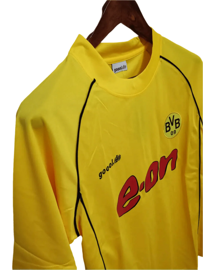 https://cdn.shopify.com/s/files/1/0826/7228/8075/files/20012002-borussia-dortmund-eon-champions-league-retro-kit-classickits433-473371.webp?v=1741197744