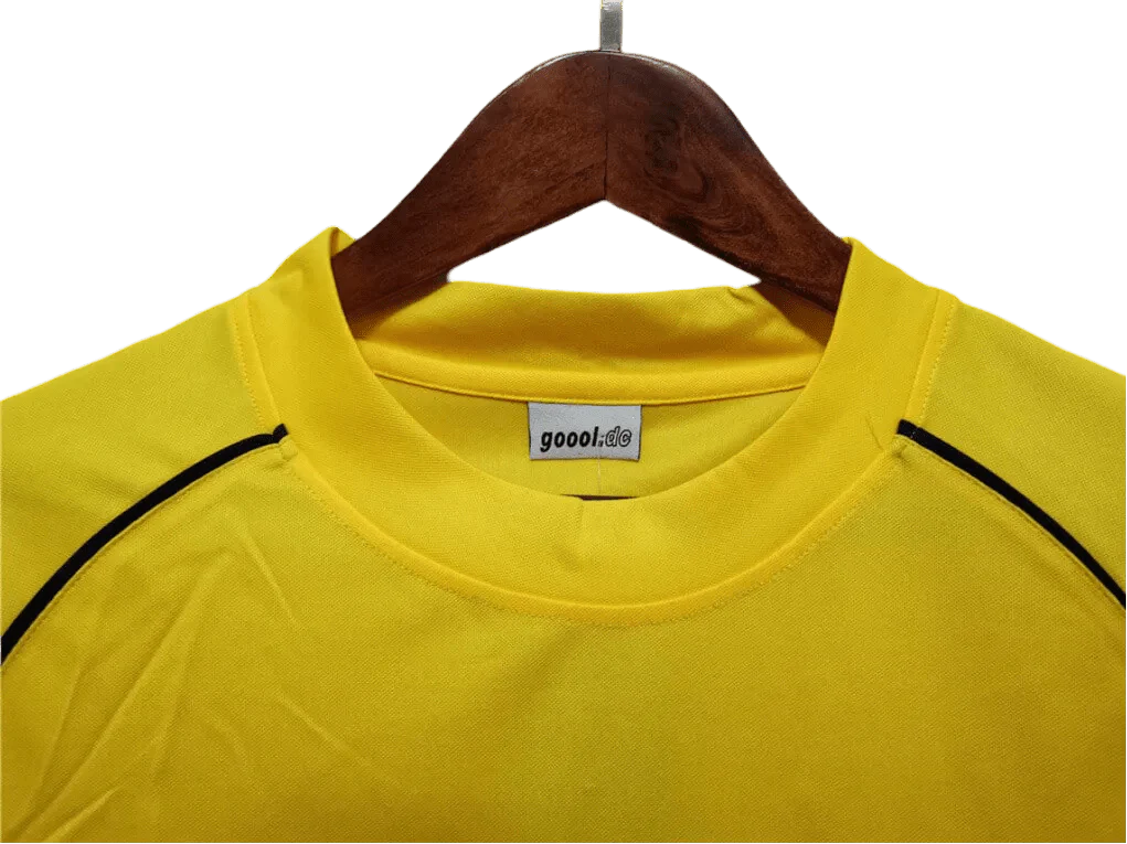 https://cdn.shopify.com/s/files/1/0826/7228/8075/files/20012002-borussia-dortmund-eon-champions-league-retro-kit-classickits433-630288.webp?v=1741197743