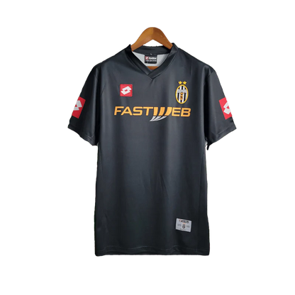 https://cdn.shopify.com/s/files/1/0826/7228/8075/files/20012002-juventus-fastweb-away-retro-kit-classickits433-109829.webp?v=1741198790