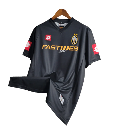 https://cdn.shopify.com/s/files/1/0826/7228/8075/files/20012002-juventus-fastweb-away-retro-kit-classickits433-273369.webp?v=1741198788
