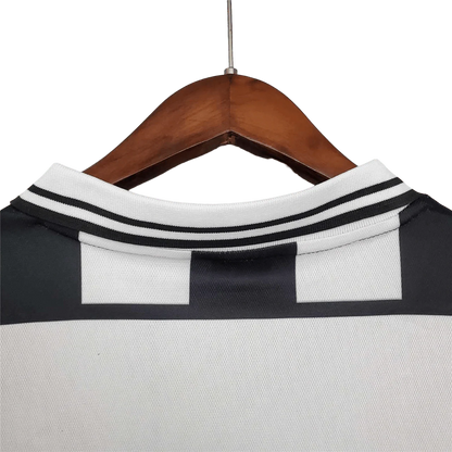 https://cdn.shopify.com/s/files/1/0826/7228/8075/files/20012002-juventus-fastweb-home-retro-kit-classickits433-167708.webp?v=1741198760