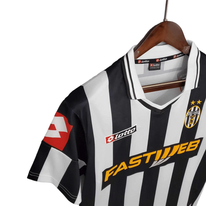 https://cdn.shopify.com/s/files/1/0826/7228/8075/files/20012002-juventus-fastweb-home-retro-kit-classickits433-467705.webp?v=1741198760