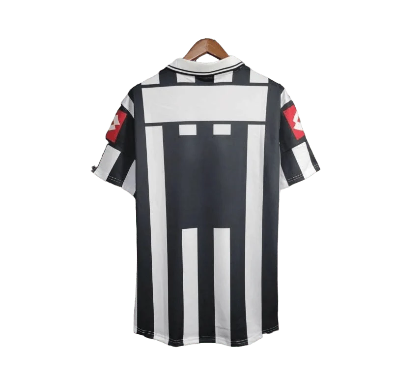 https://cdn.shopify.com/s/files/1/0826/7228/8075/files/20012002-juventus-fastweb-home-retro-kit-classickits433-539344.webp?v=1741198763