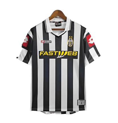 https://cdn.shopify.com/s/files/1/0826/7228/8075/files/20012002-juventus-fastweb-home-retro-kit-classickits433-546228.webp?v=1741198761