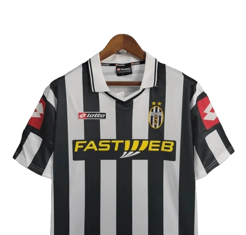 https://cdn.shopify.com/s/files/1/0826/7228/8075/files/20012002-juventus-fastweb-home-retro-kit-classickits433-691892.webp?v=1741198761