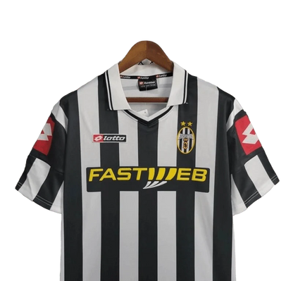 https://cdn.shopify.com/s/files/1/0826/7228/8075/files/20012002-juventus-fastweb-home-retro-kit-classickits433-691892.webp?v=1741198761