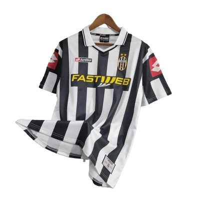 https://cdn.shopify.com/s/files/1/0826/7228/8075/files/20012002-juventus-fastweb-home-retro-kit-classickits433-842738.webp?v=1741198761