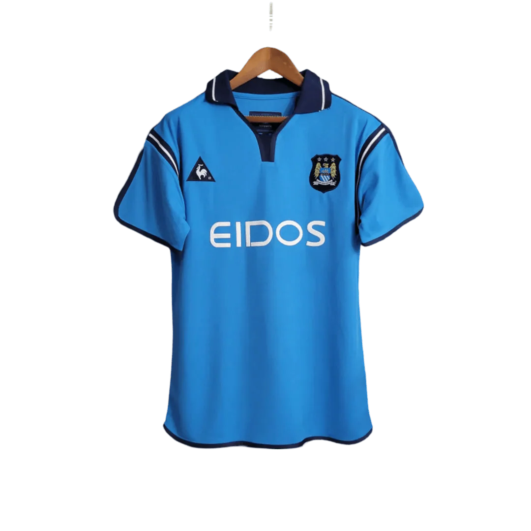 https://cdn.shopify.com/s/files/1/0826/7228/8075/files/20012002-manchester-city-eidos-home-retro-kit-classickits433-102567.webp?v=1741198007