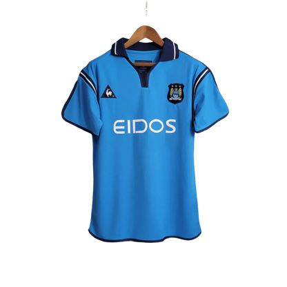 https://cdn.shopify.com/s/files/1/0826/7228/8075/files/20012002-manchester-city-eidos-home-retro-kit-classickits433-102567.webp?v=1741198007