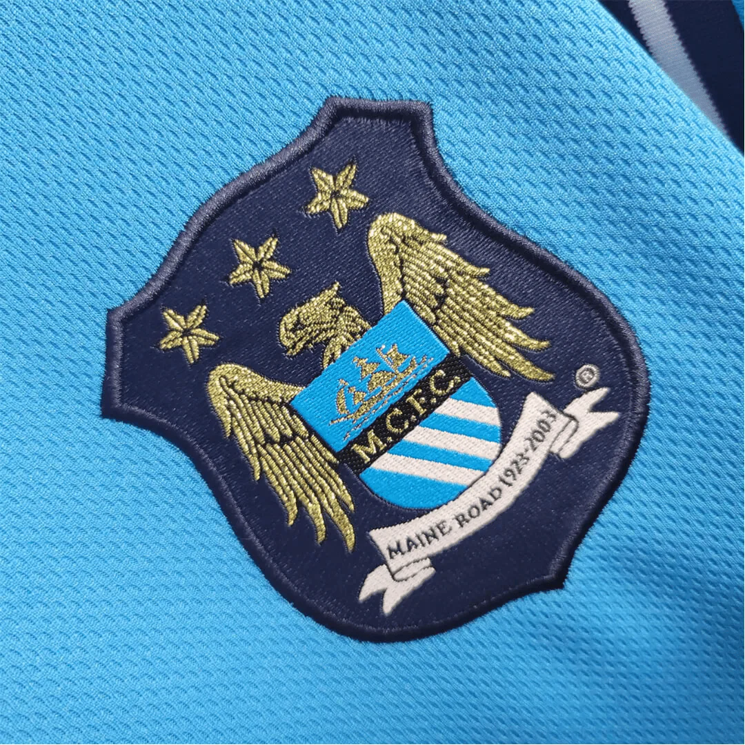 https://cdn.shopify.com/s/files/1/0826/7228/8075/files/20012002-manchester-city-eidos-home-retro-kit-classickits433-615631.webp?v=1741198007