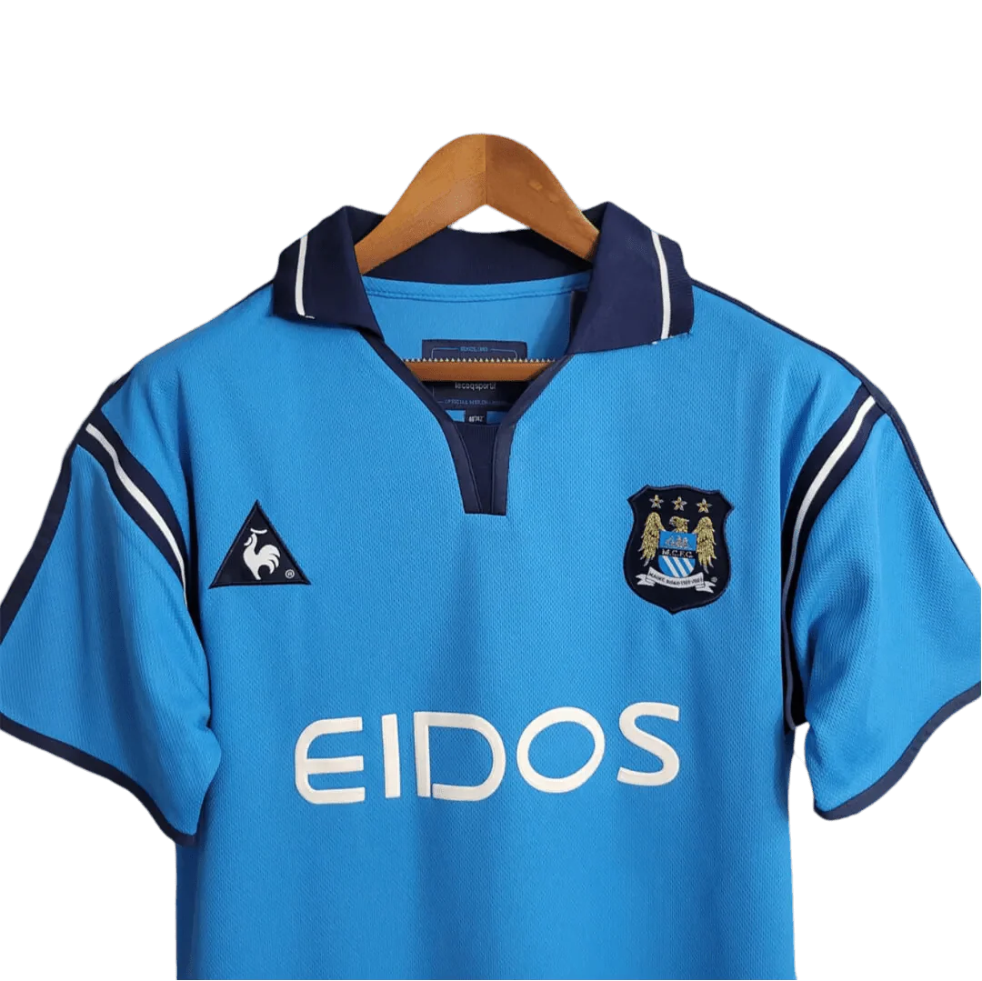https://cdn.shopify.com/s/files/1/0826/7228/8075/files/20012002-manchester-city-eidos-home-retro-kit-classickits433-937046.webp?v=1741198009