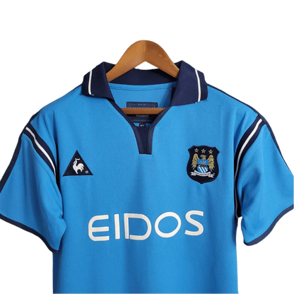 https://cdn.shopify.com/s/files/1/0826/7228/8075/files/20012002-manchester-city-eidos-home-retro-kit-classickits433-937046.webp?v=1741198009