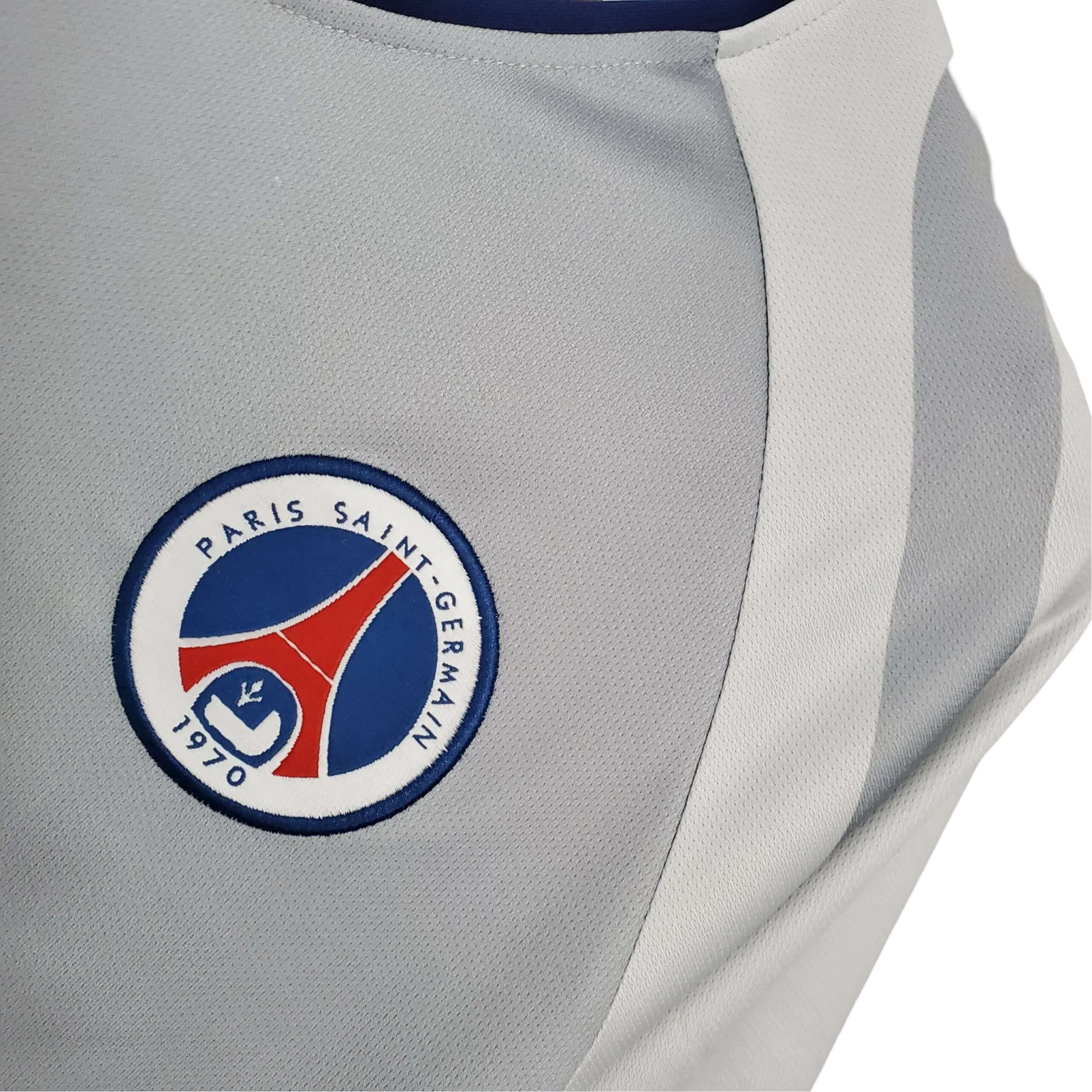 https://cdn.shopify.com/s/files/1/0826/7228/8075/files/20012002-paris-saint-germain-opel-away-grey-retro-jersey-471022.webp?v=1741198007