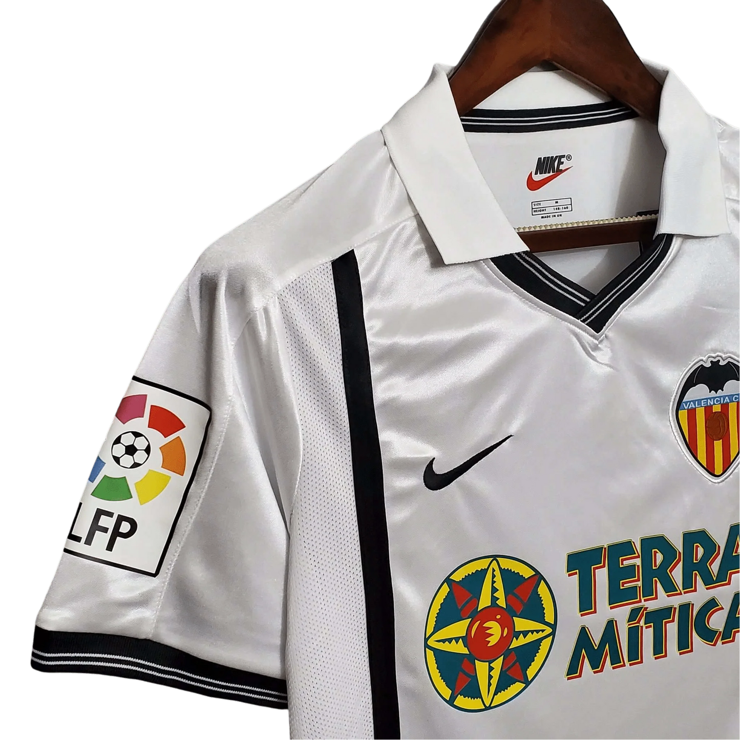 https://cdn.shopify.com/s/files/1/0826/7228/8075/files/20012002-valencia-terra-mitica-home-retro-kit-classickits433-387251.webp?v=1741199019