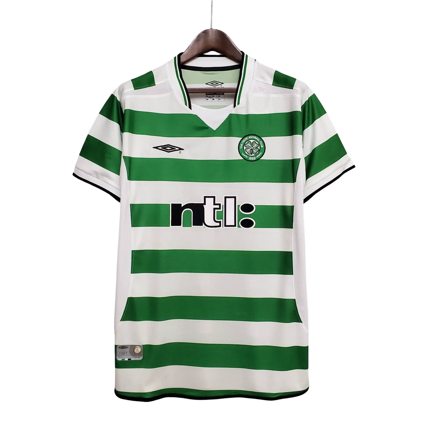 https://cdn.shopify.com/s/files/1/0826/7228/8075/files/20012003-glasgow-celtic-ntl-home-retro-kit-classickits433-457168.webp?v=1741198288