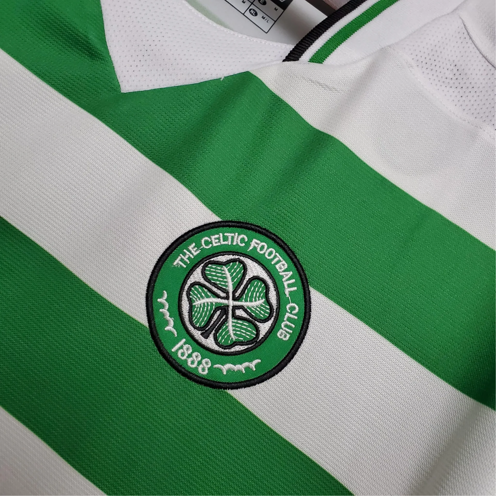 https://cdn.shopify.com/s/files/1/0826/7228/8075/files/20012003-glasgow-celtic-ntl-home-retro-kit-classickits433-651968.webp?v=1741198287