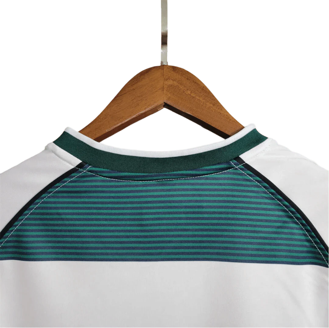 https://cdn.shopify.com/s/files/1/0826/7228/8075/files/20012003-sporting-lisbon-home-retro-jersey-at-govintagejersey-store-380037.webp?v=1741199326
