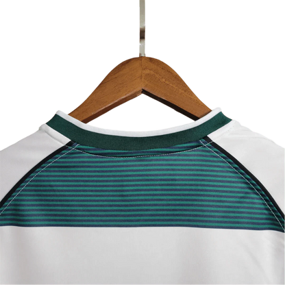 https://cdn.shopify.com/s/files/1/0826/7228/8075/files/20012003-sporting-lisbon-home-retro-jersey-at-govintagejersey-store-380037.webp?v=1741199326