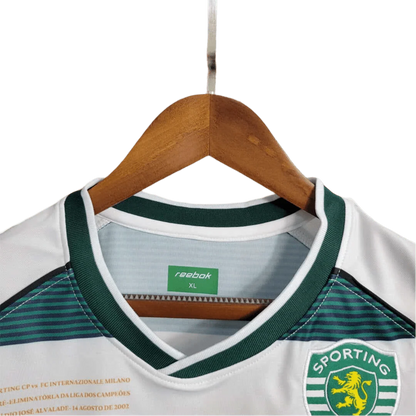 https://cdn.shopify.com/s/files/1/0826/7228/8075/files/20012003-sporting-lisbon-home-retro-jersey-at-govintagejersey-store-860670.webp?v=1741199329