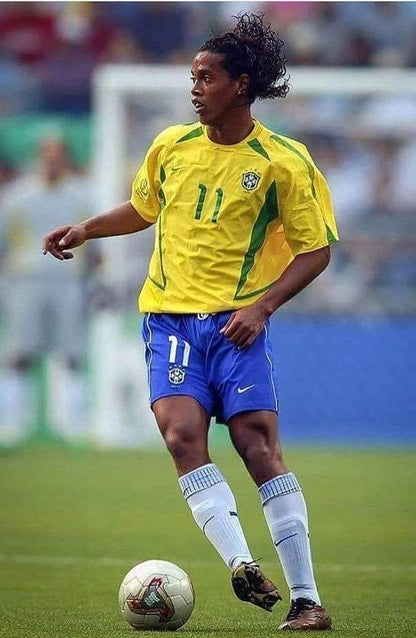 https://cdn.shopify.com/s/files/1/0826/7228/8075/files/2002-brazil-world-cup-home-retro-kit-classickits433-421797.webp?v=1741198810