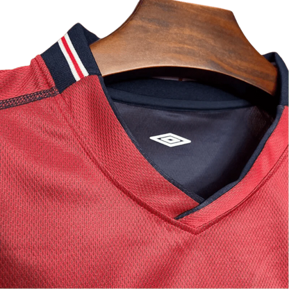 https://cdn.shopify.com/s/files/1/0826/7228/8075/files/2002-england-away-red-retro-kit-302924.webp?v=1741196952