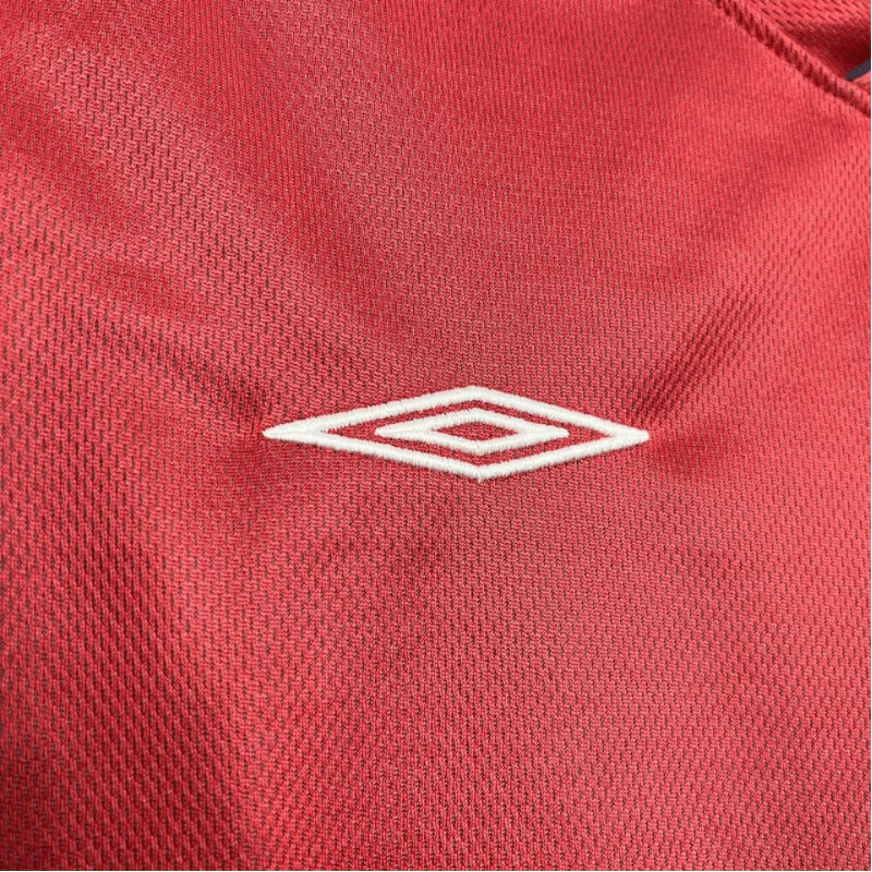 https://cdn.shopify.com/s/files/1/0826/7228/8075/files/2002-england-away-red-retro-kit-507342.webp?v=1741196953