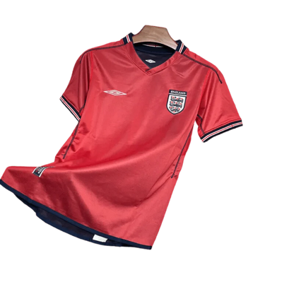 https://cdn.shopify.com/s/files/1/0826/7228/8075/files/2002-england-away-red-retro-kit-589282.webp?v=1741197033