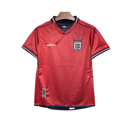 https://cdn.shopify.com/s/files/1/0826/7228/8075/files/2002-england-away-red-retro-kit-670279.webp?v=1741196952