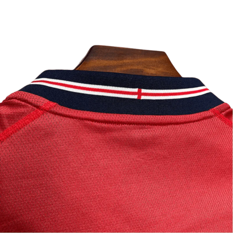 https://cdn.shopify.com/s/files/1/0826/7228/8075/files/2002-england-away-red-retro-kit-924834.webp?v=1741196955
