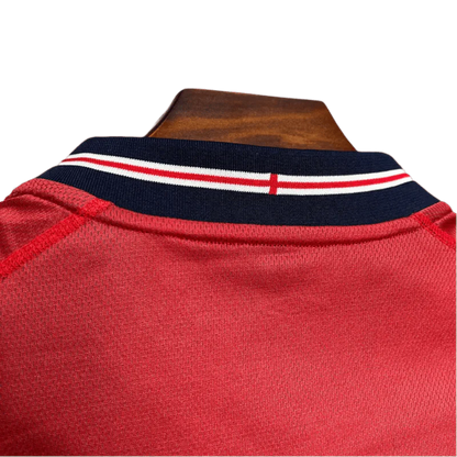 https://cdn.shopify.com/s/files/1/0826/7228/8075/files/2002-england-away-red-retro-kit-924834.webp?v=1741196955