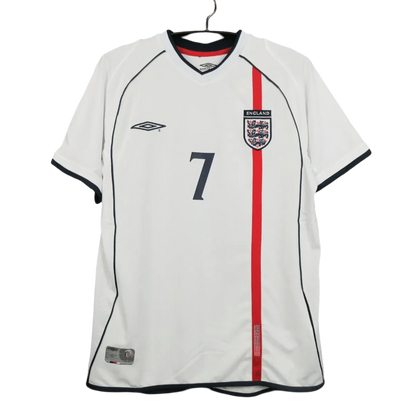 https://cdn.shopify.com/s/files/1/0826/7228/8075/files/2002-england-home-retro-kit-653178.webp?v=1741196944