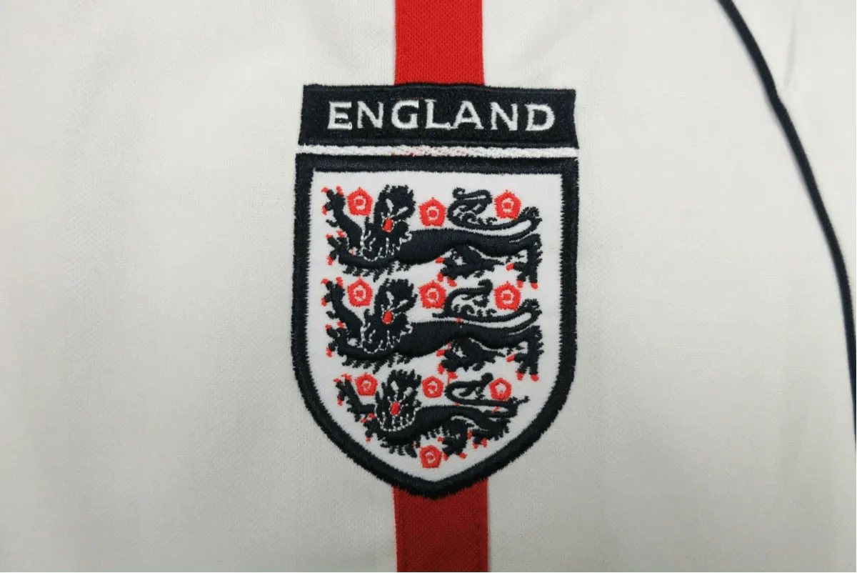 https://cdn.shopify.com/s/files/1/0826/7228/8075/files/2002-england-home-retro-kit-766267.webp?v=1741196944