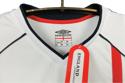 https://cdn.shopify.com/s/files/1/0826/7228/8075/files/2002-england-home-retro-kit-900285.webp?v=1741196945