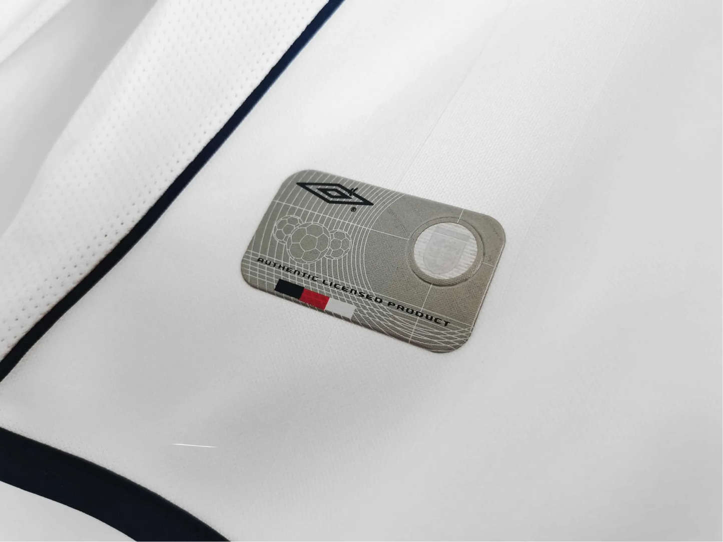 https://cdn.shopify.com/s/files/1/0826/7228/8075/files/2002-england-home-retro-kit-long-sleeves-290939.webp?v=1741197043