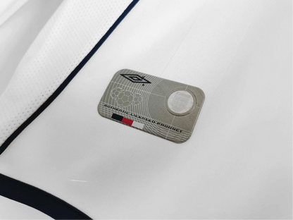 https://cdn.shopify.com/s/files/1/0826/7228/8075/files/2002-england-home-retro-kit-long-sleeves-290939.webp?v=1741197043