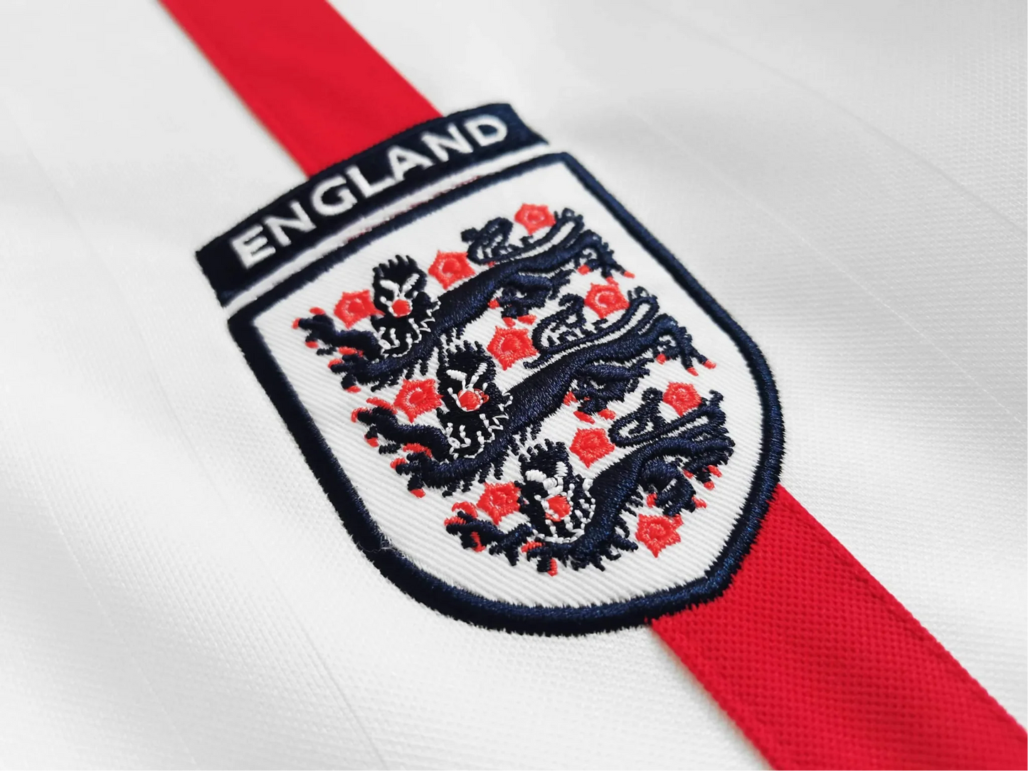 https://cdn.shopify.com/s/files/1/0826/7228/8075/files/2002-england-home-retro-kit-long-sleeves-743485.webp?v=1741197043