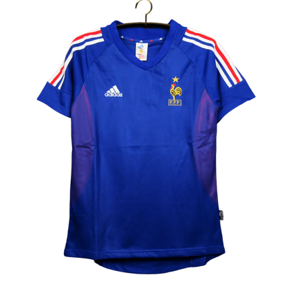 https://cdn.shopify.com/s/files/1/0826/7228/8075/files/2002-france-home-retro-kit-109199.webp?v=1741197156
