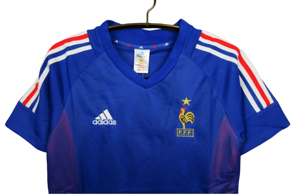 https://cdn.shopify.com/s/files/1/0826/7228/8075/files/2002-france-home-retro-kit-745120.webp?v=1741197158