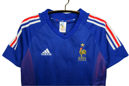 https://cdn.shopify.com/s/files/1/0826/7228/8075/files/2002-france-home-retro-kit-745120.webp?v=1741197158