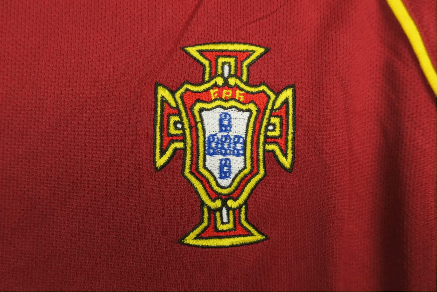 https://cdn.shopify.com/s/files/1/0826/7228/8075/files/2002-portugal-home-retro-kit-133929.webp?v=1741197030
