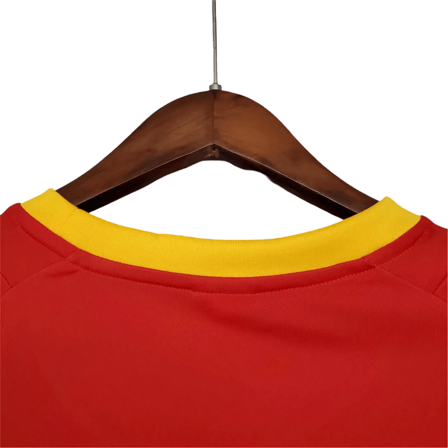 https://cdn.shopify.com/s/files/1/0826/7228/8075/files/2002-spain-home-red-retro-kit-140361.webp?v=1741197165