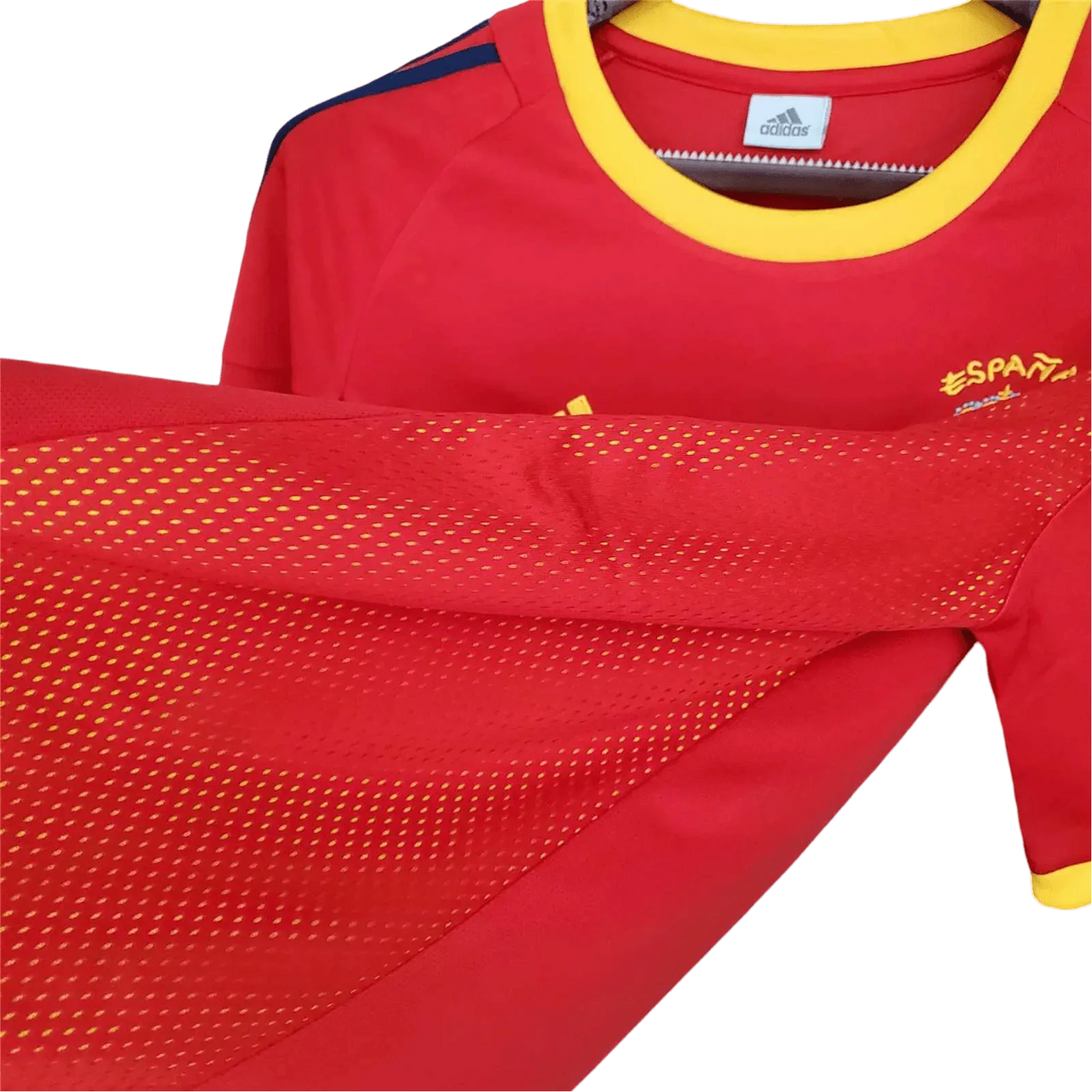 https://cdn.shopify.com/s/files/1/0826/7228/8075/files/2002-spain-home-red-retro-kit-755557.webp?v=1741197167