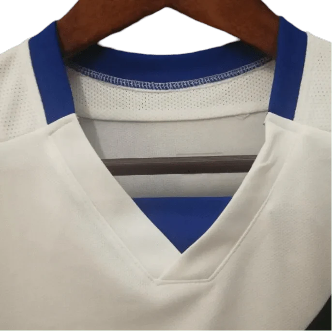 https://cdn.shopify.com/s/files/1/0826/7228/8075/files/20022003-inter-milan-pirelli-away-retro-kit-108322.webp?v=1741197449