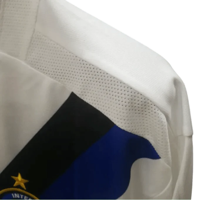 https://cdn.shopify.com/s/files/1/0826/7228/8075/files/20022003-inter-milan-pirelli-away-retro-kit-456085.webp?v=1741197446