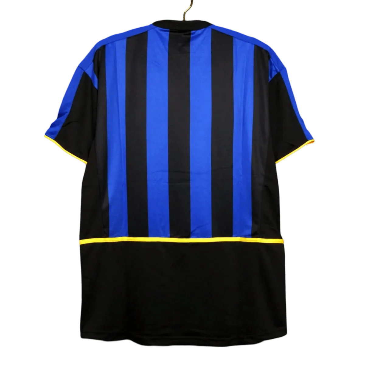 https://cdn.shopify.com/s/files/1/0826/7228/8075/files/20022003-inter-milan-pirelli-home-retro-kit-273226.webp?v=1741197439